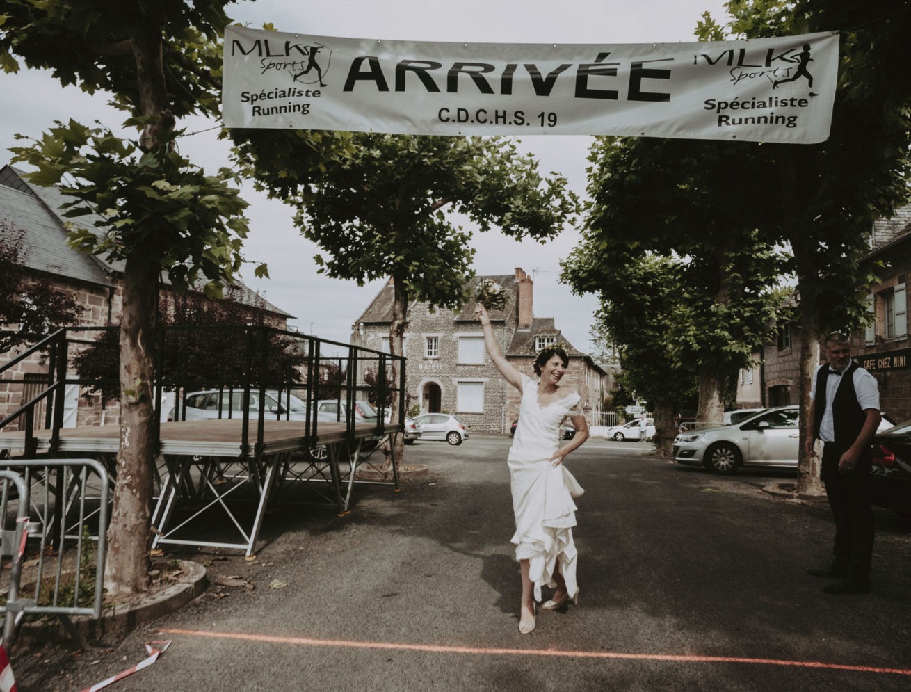 sortie de mairie d'une marié, bouquet à la main dans un petit village de Dordogne