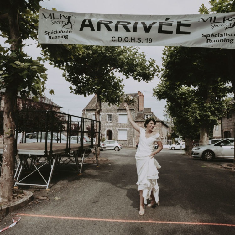 sortie de mairie d'une marié, bouquet à la main dans un petit village de Dordogne