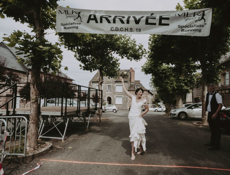 sortie de mairie d'une marié, bouquet à la main dans un petit village de Dordogne