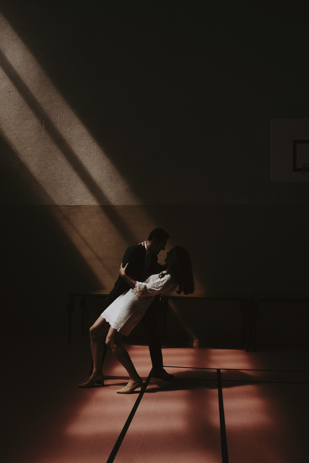 Photo de couple avec une lumière graphique lors d'une cérémonie civile de mariage en Dordogne