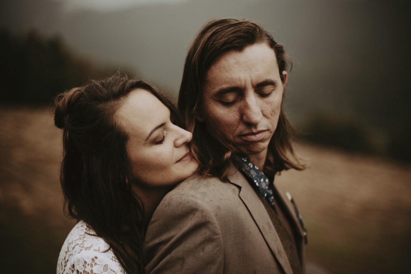 photo d'un couple à la douce lueur de la lumière du soir dans le périgord