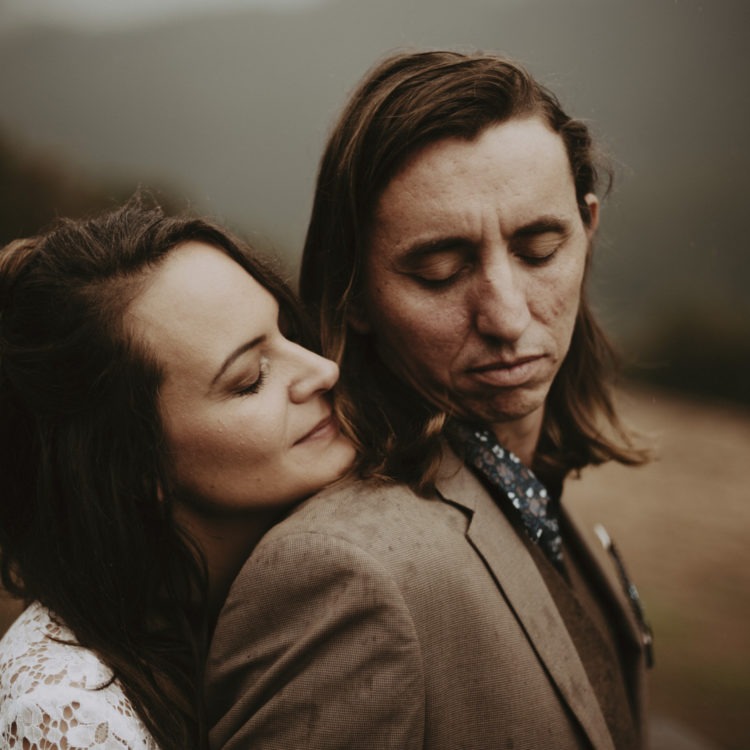 photo d'un couple à la douce lueur de la lumière du soir dans le périgord