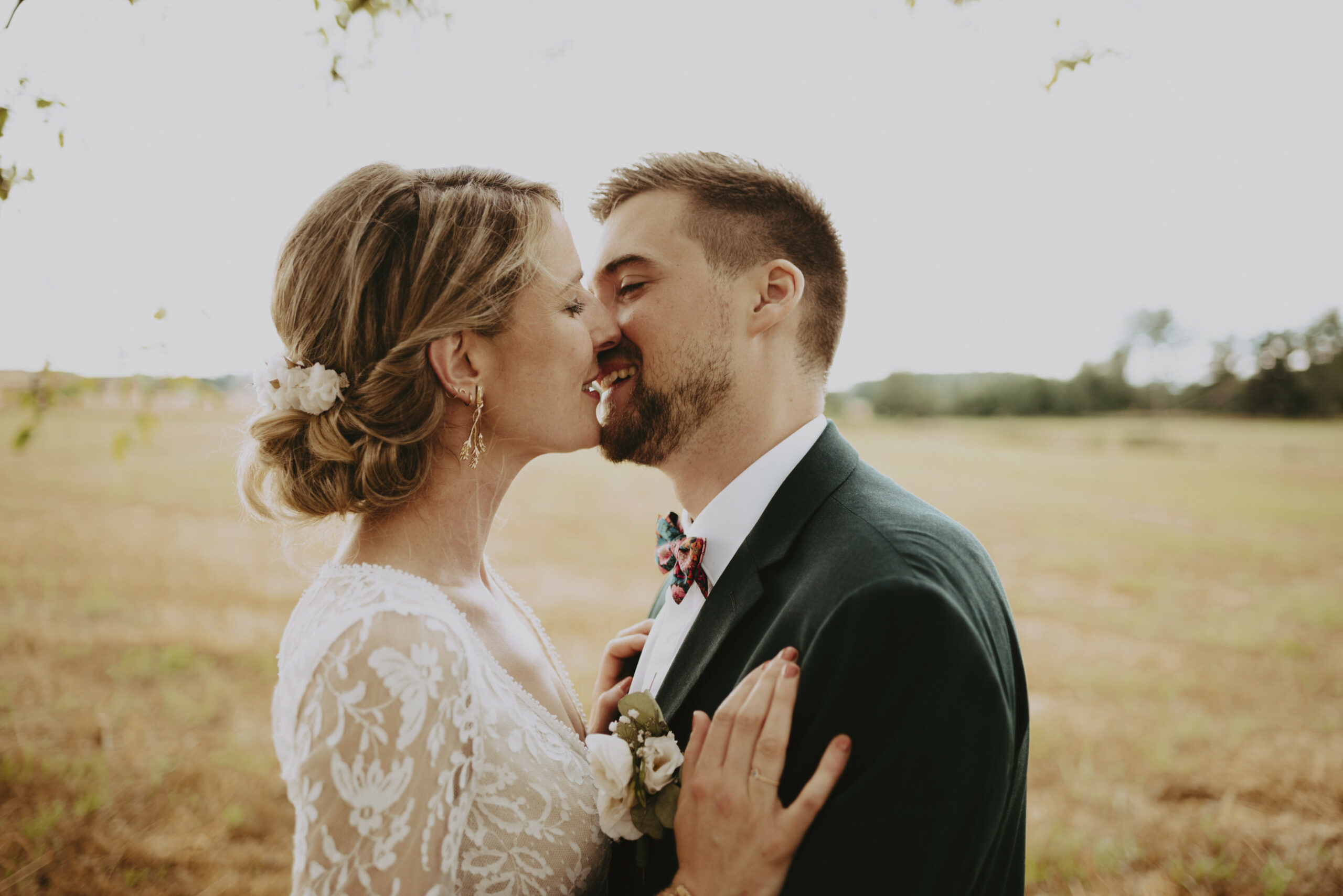 séance photo de couple lors d'un mariage en Dordogne, les mariés sont sur le point de s'embrasser