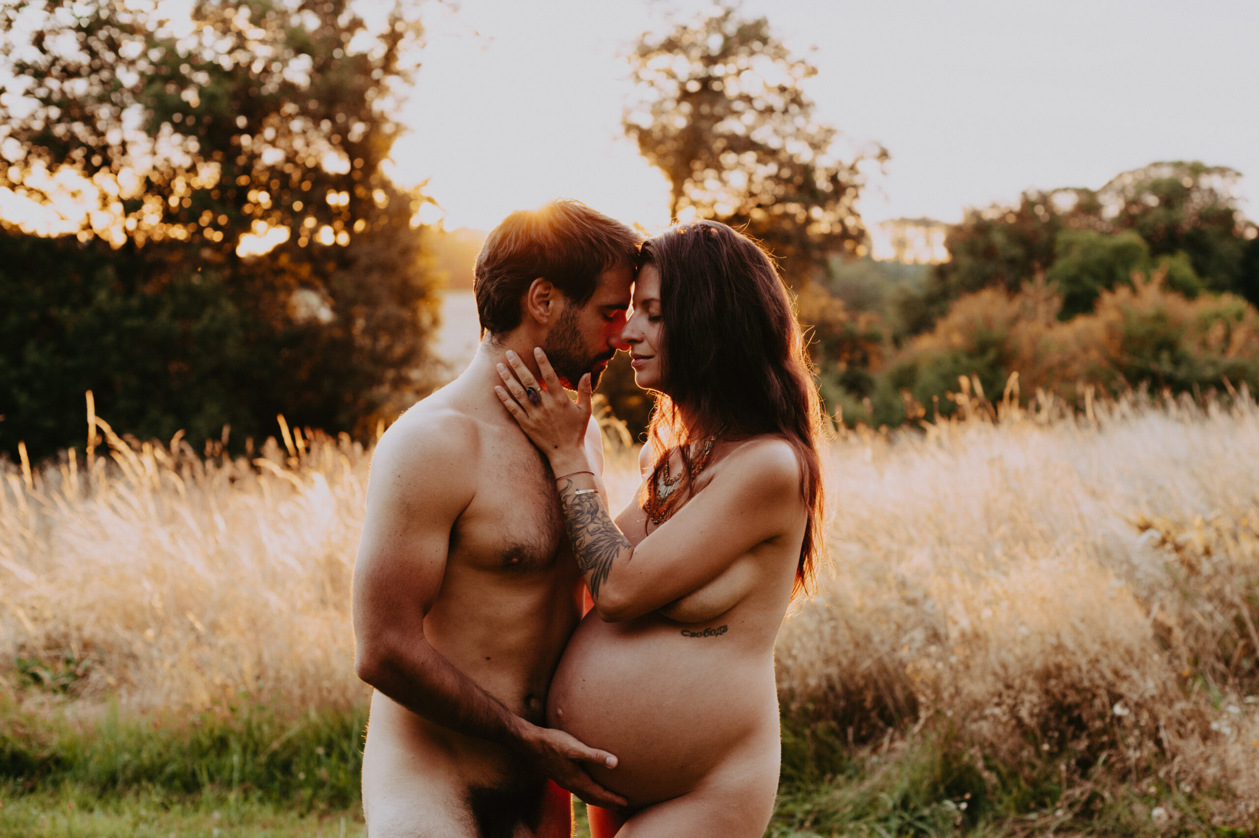 séance couple de grossesse nu au couchez du soleil