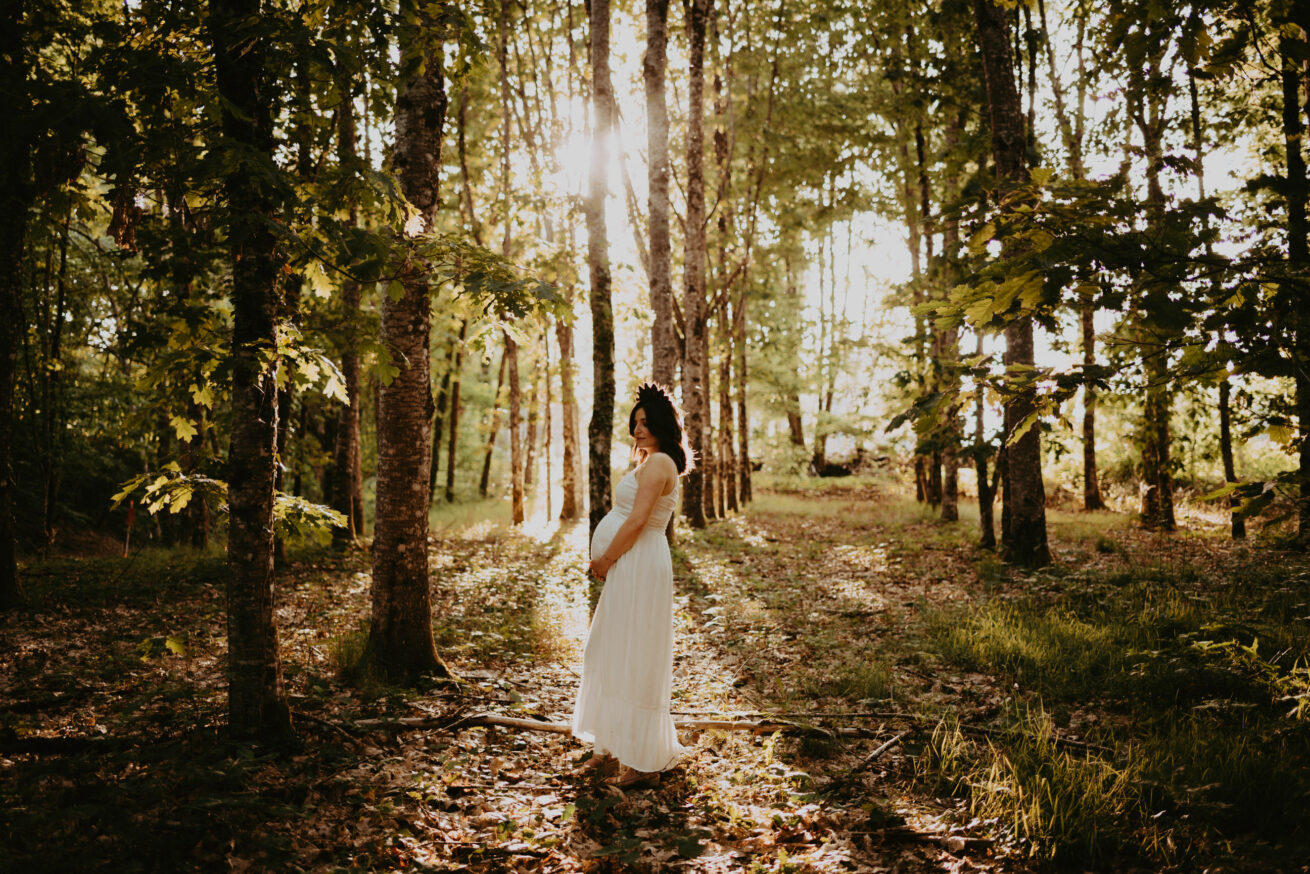photo de grossesse en forêt