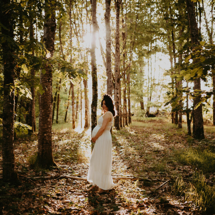 photo de grossesse en forêt