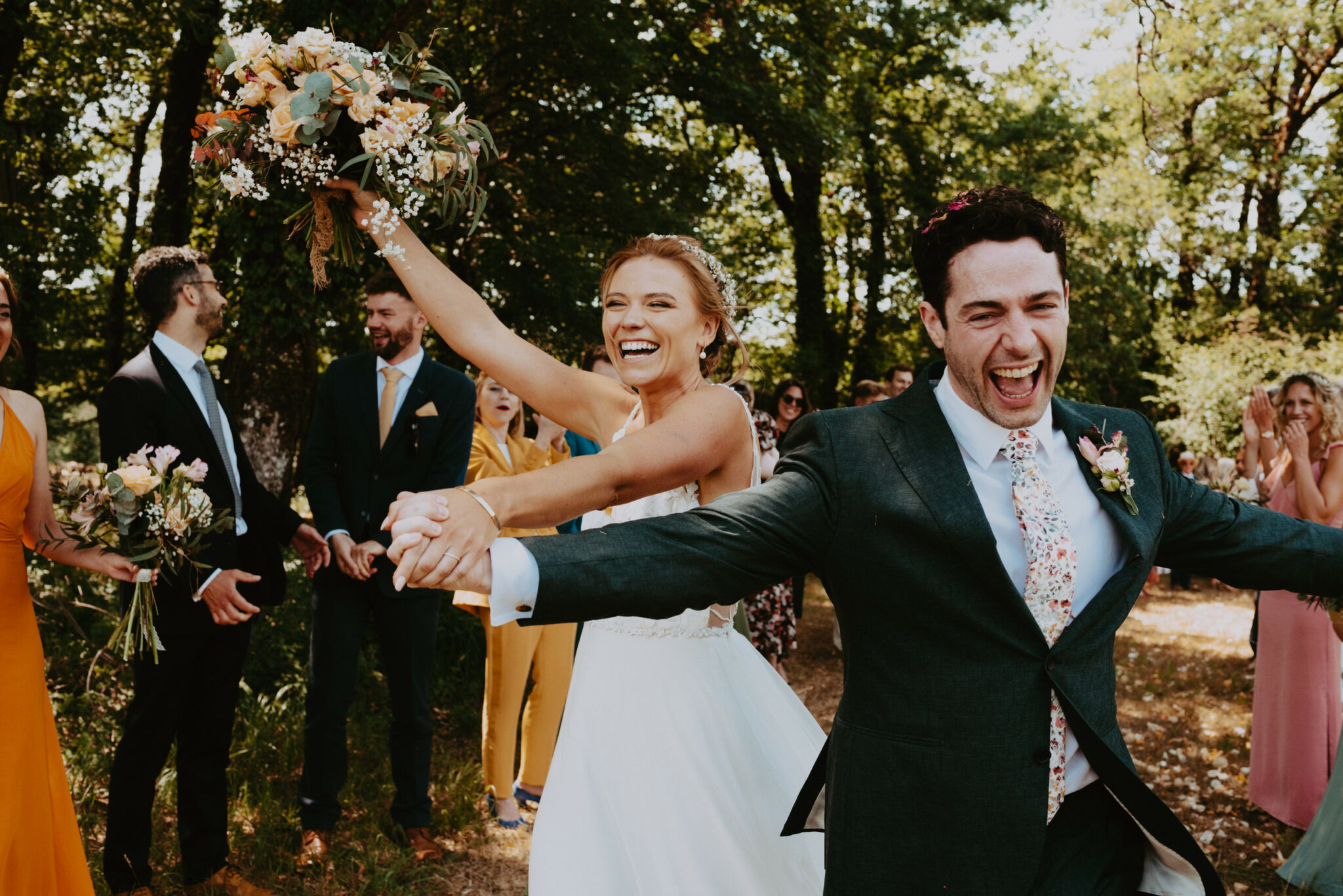 sortie joyeuse d'un couple de jeune marié de leur cérémonie laique en dordogne
