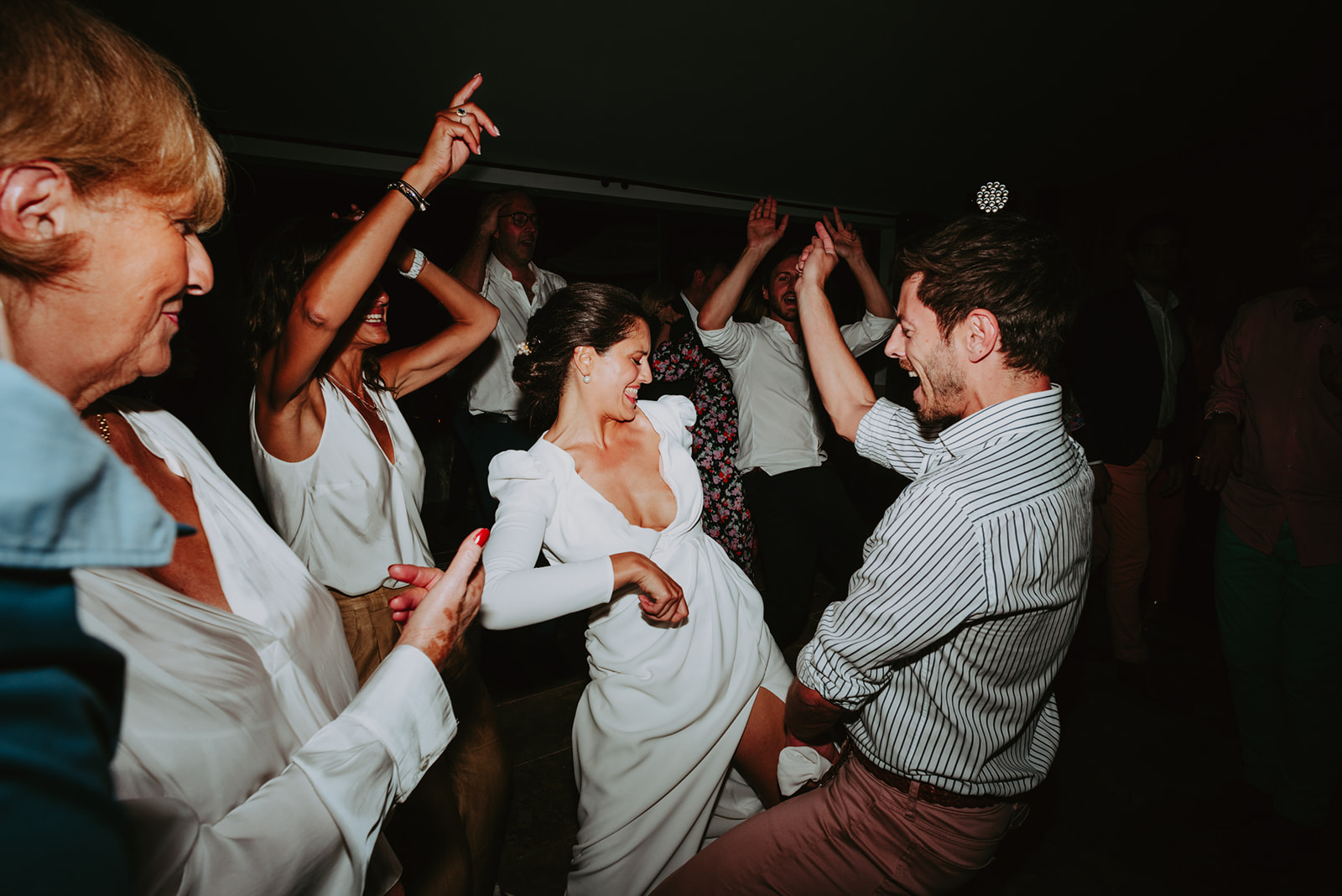 marié sur le dancefloor qui danse avec les invités
