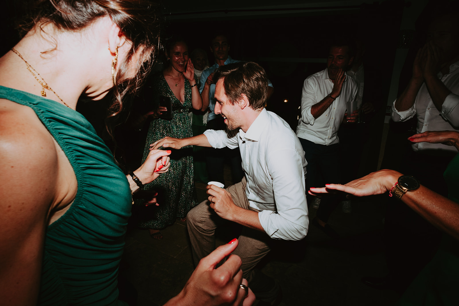 marié qui danse avec ses invités lors de sa soirée de mariage