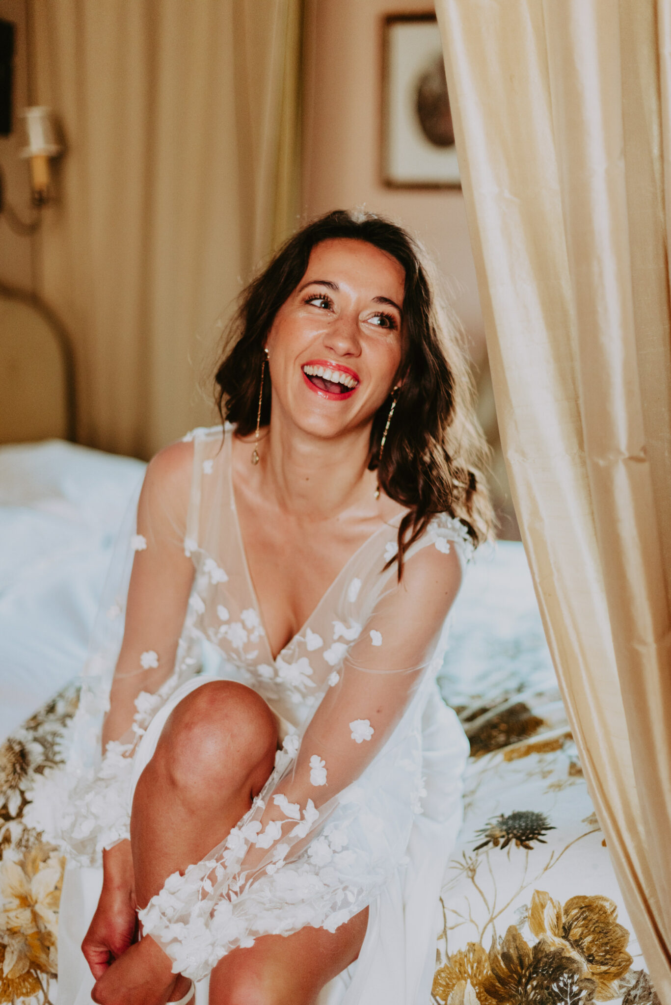 mariée qui rigole lors des préparatifs de son mariage