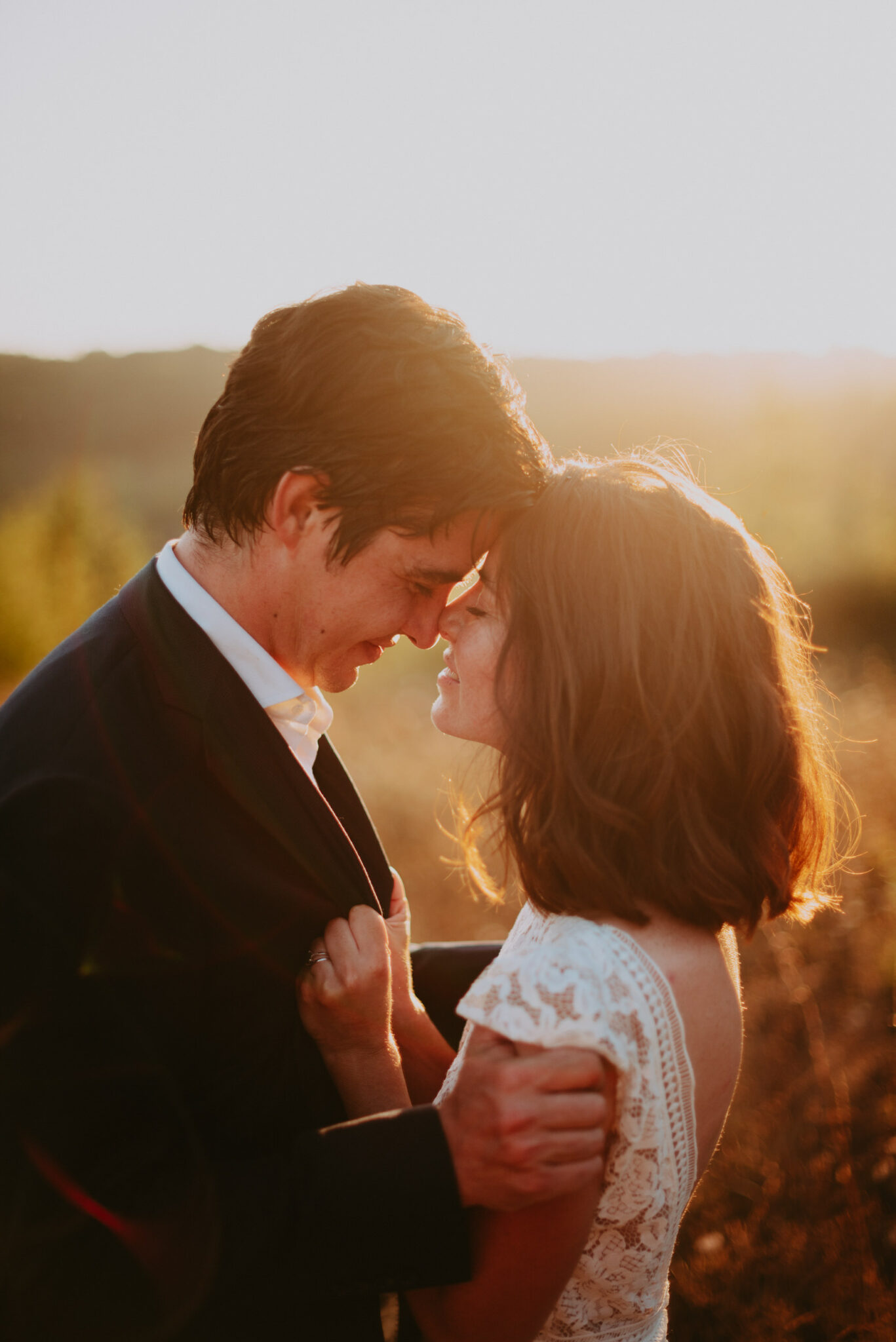 photo de couple qui s'embrasse au couchez de soleil