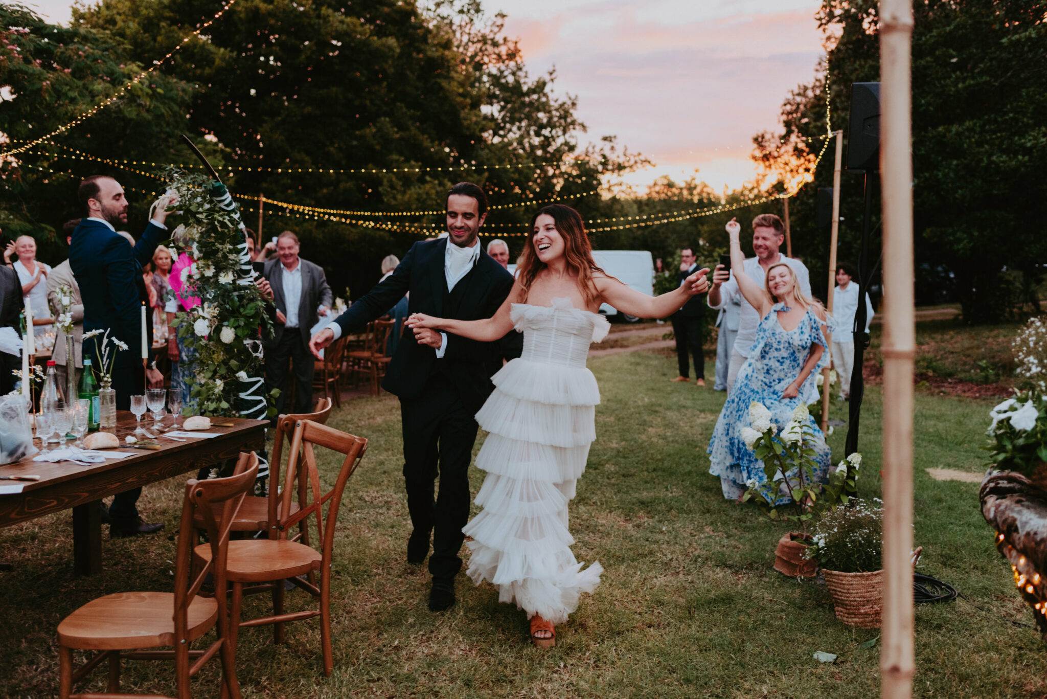 entrée des mariée dynamique pour leur repas de mariage