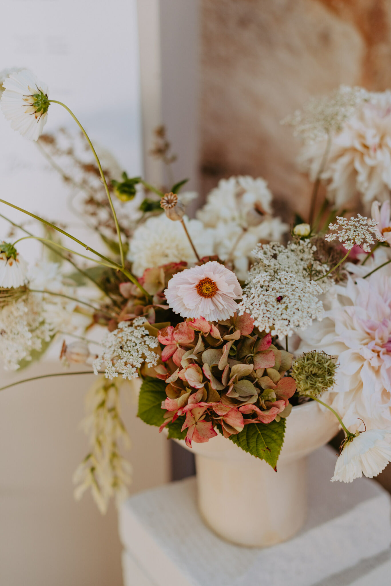decoration de fleur pastel sur un mariage en dordogne