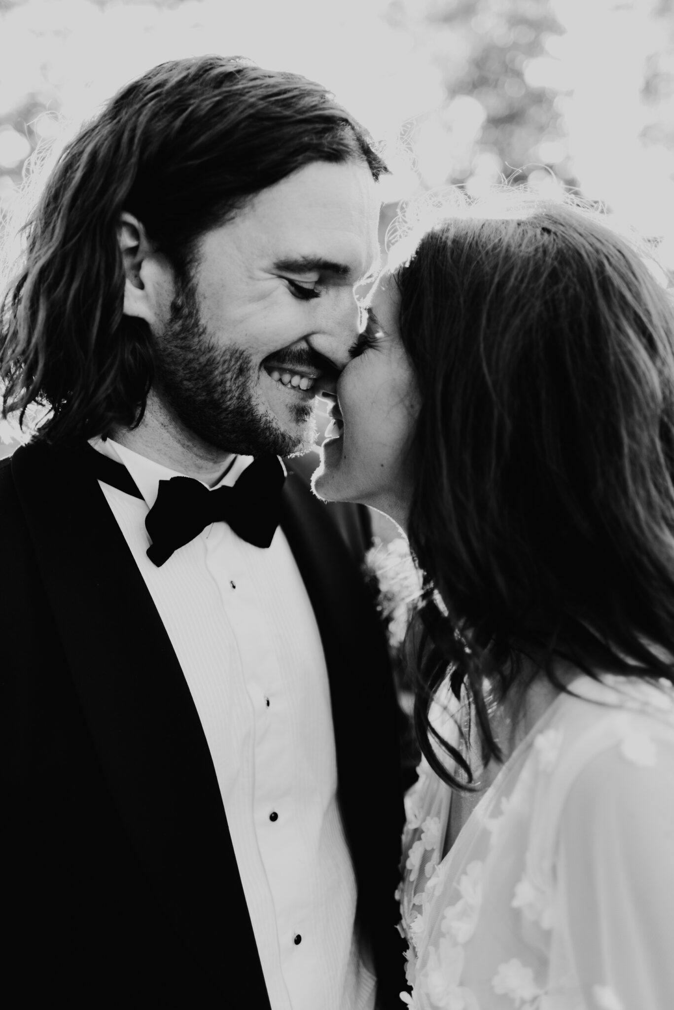photo en noir en blanc d'un couple sur le point de s'embrasser