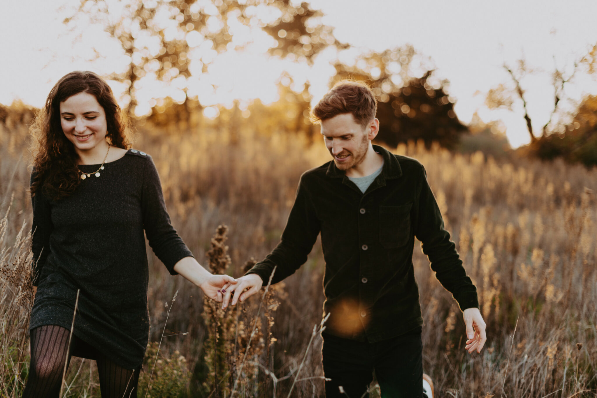 un couple se tient la main pendant sa séance photo