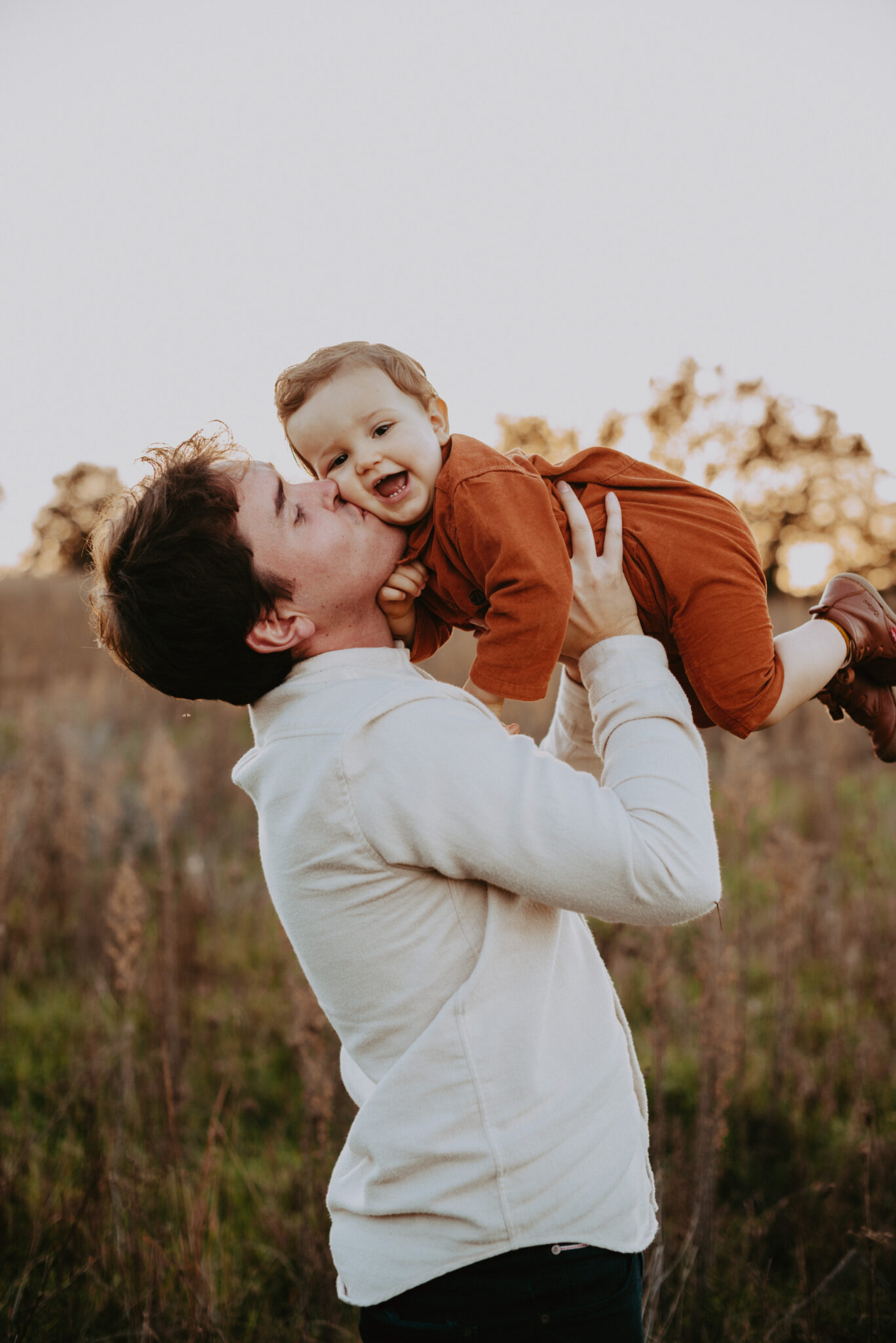 papa qui embrasse tendrement son fils