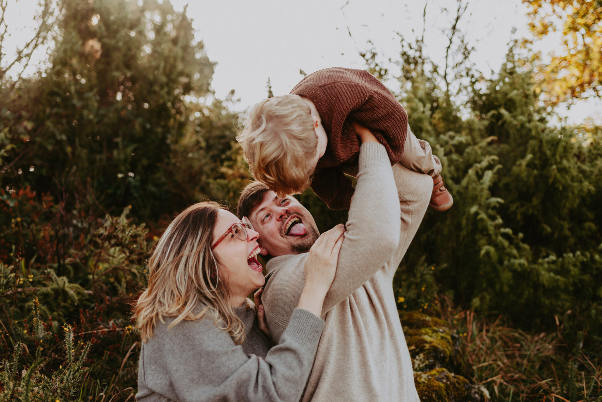 photos de parents qui jouent avec leur fils dans les bras