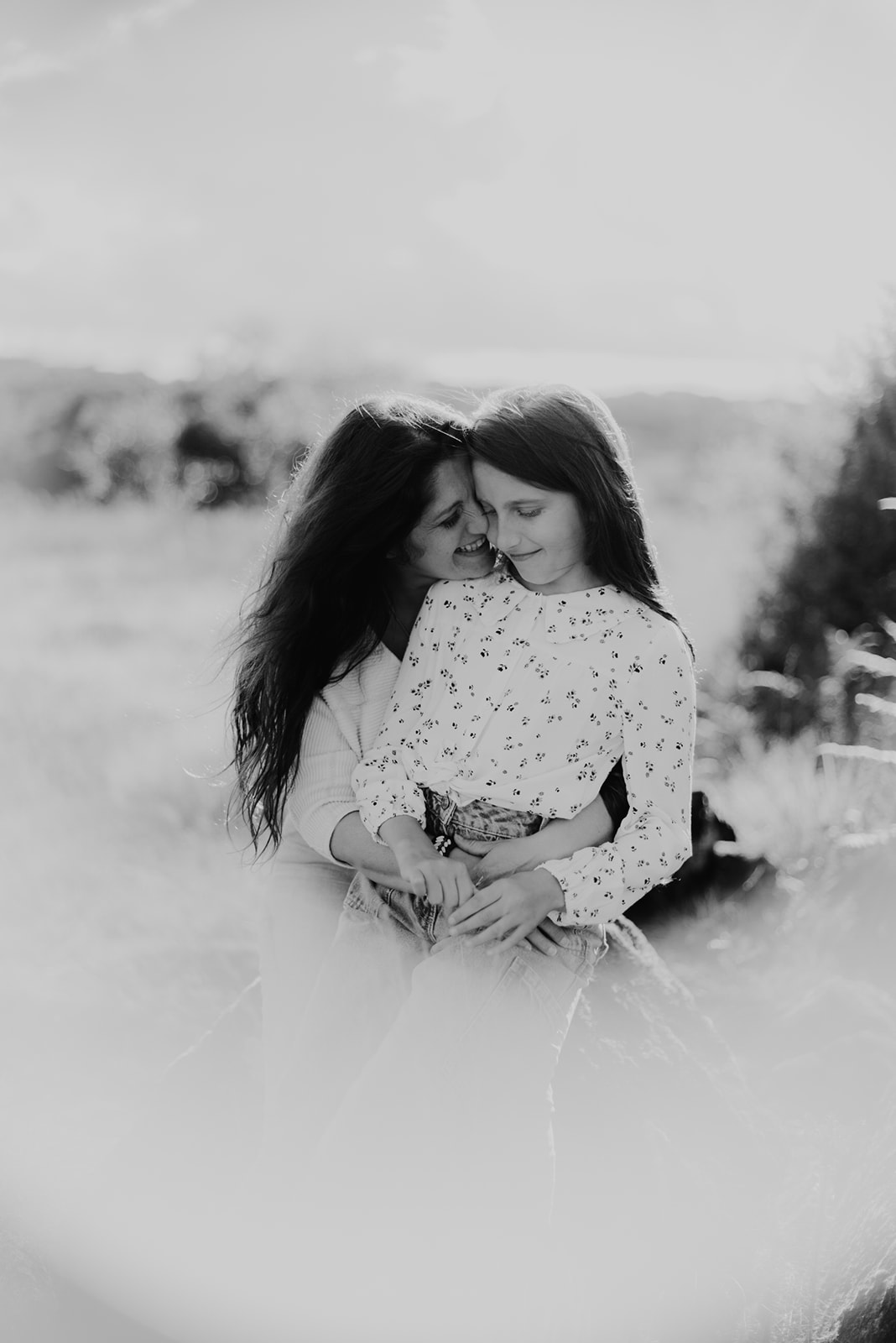 photo d'une mere et sa fille qui s'enlacent en noir et blanc