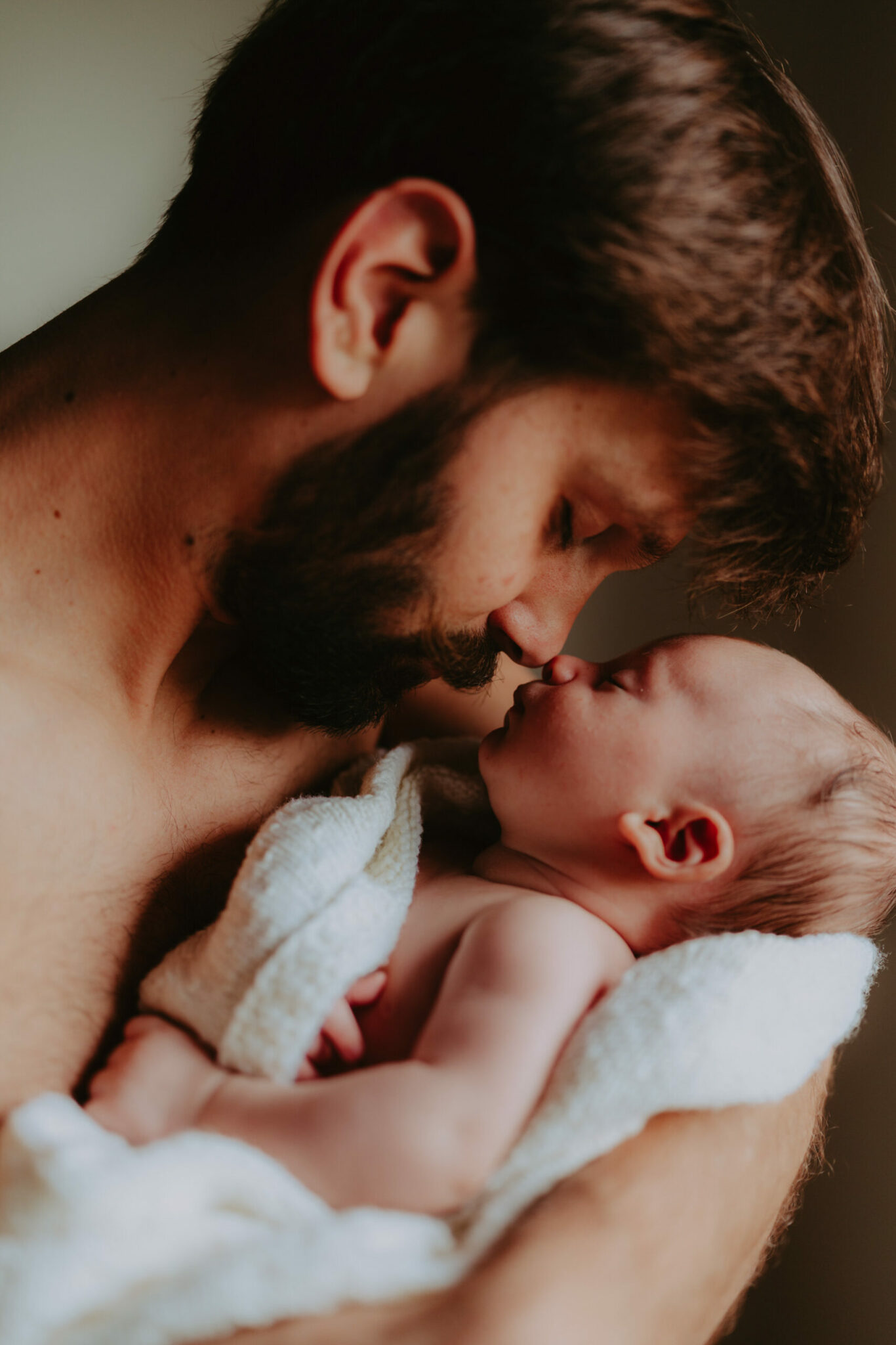 photo d'un tête à tête d'un pere et son nouveau né dans leur domicile de limoges