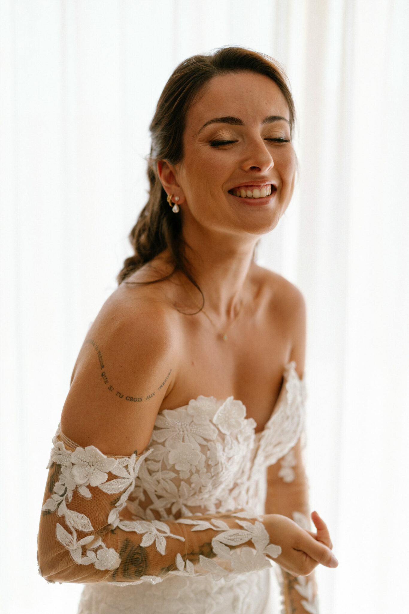 portrait d'une superbe marié souriante sur fond claire pour ses préparatifs en Dordogne