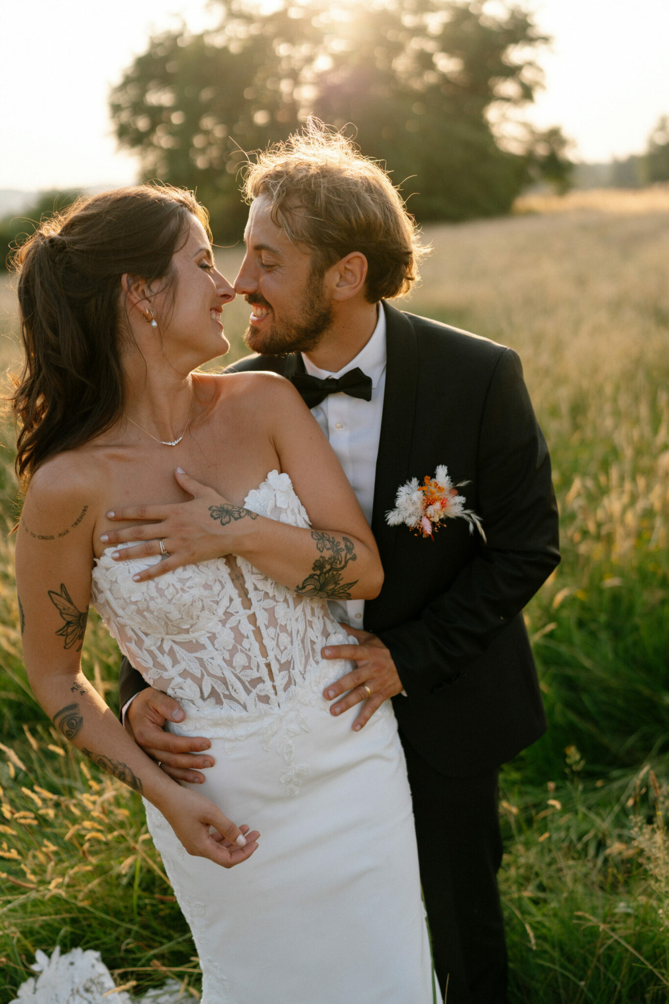 photo de couple au couchez de soleil d'un jeune couple fraîchement mariés