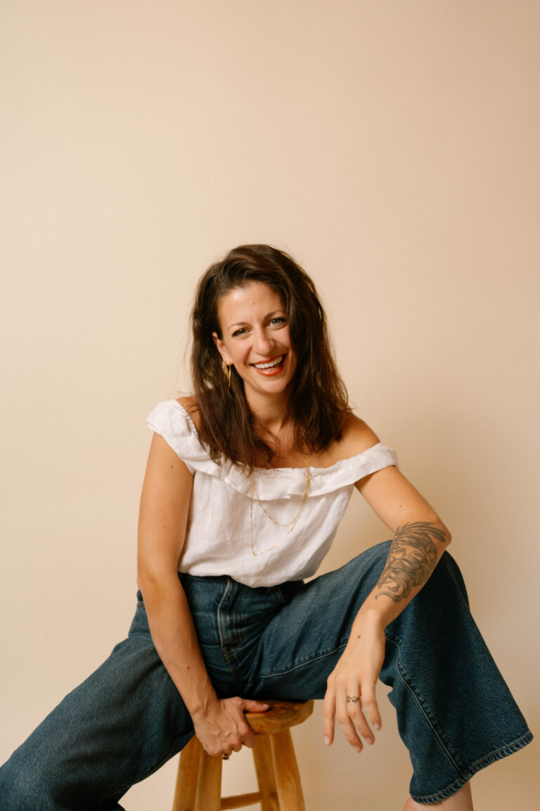 portrait de la photographe sur un fond studio beige à Limoges