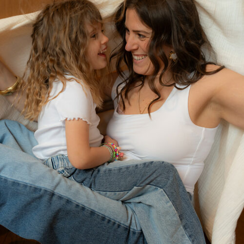 photo d'une mere et sa fille qui joue sous un draps blanc et rient
