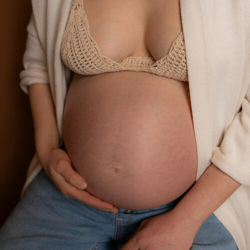 photo en gros plan d'un ventre d'une femme enceinte