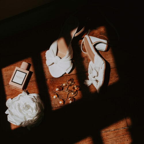 photo des accessoires de la marié photographier en clair obscure dans l'ombre d'une fênetre