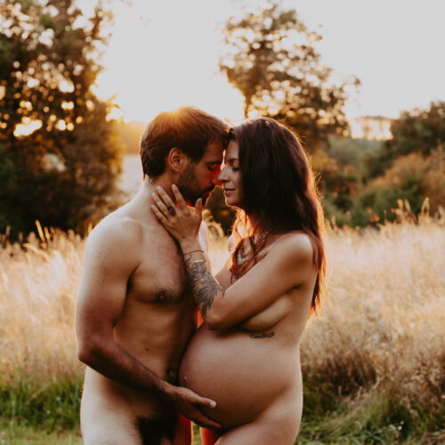 séance couple de grossesse nu au couchez du soleil